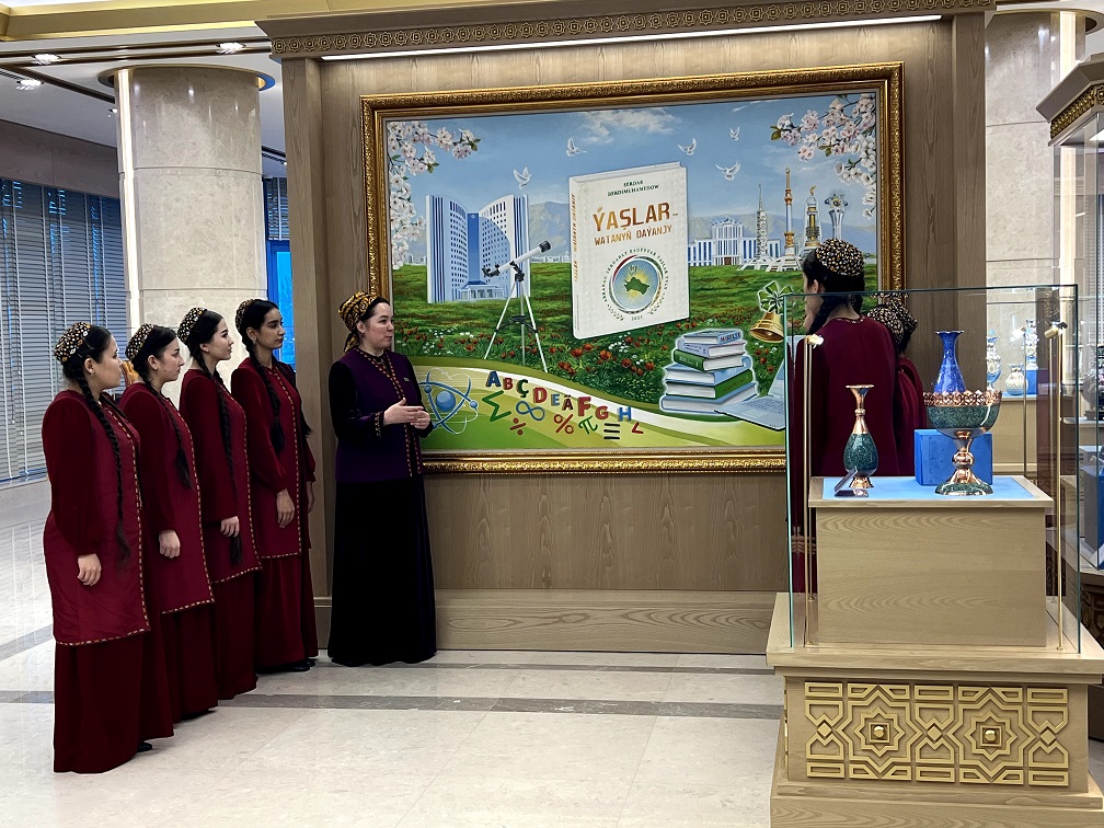 Bitaraplyk binasyndaky muzeýe gezelenç